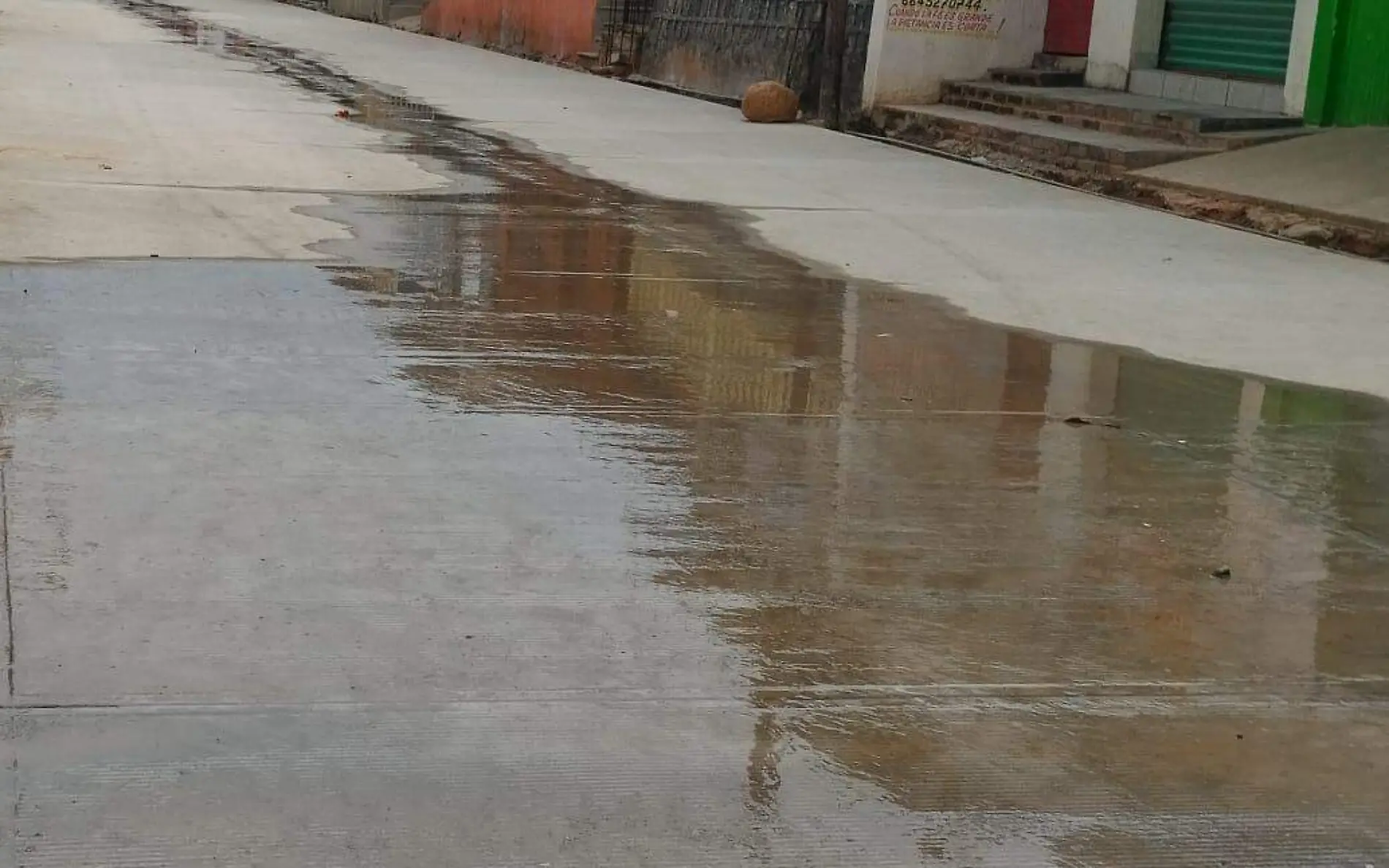 fuga de agua en calle de Huixtla